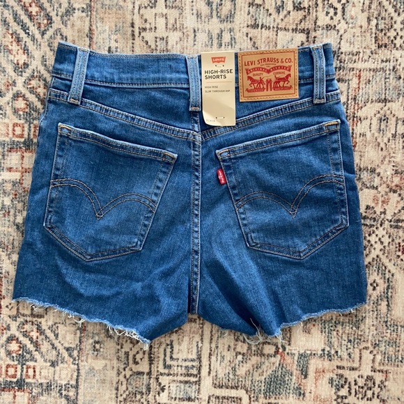 Levi’s High Rise Shorts - Picture 7 of 8
